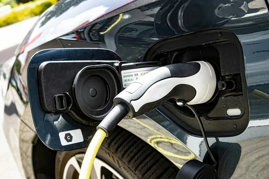 Kabel pengisian daya terpasang di mobil listrik