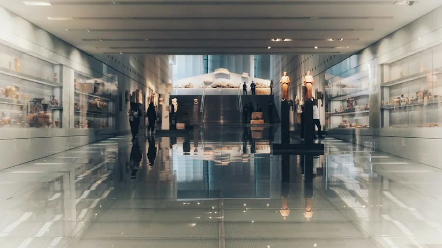 Pengunjung di ruang pameran mobil